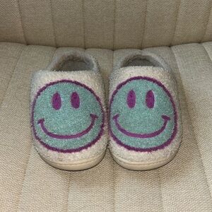 Viral Smiley Face Slippers